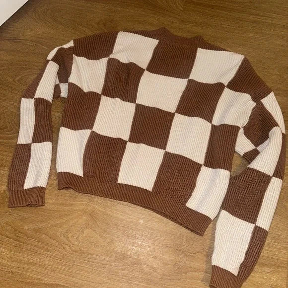 MNG Sweater🤎🤍 - Picture 2 of 3